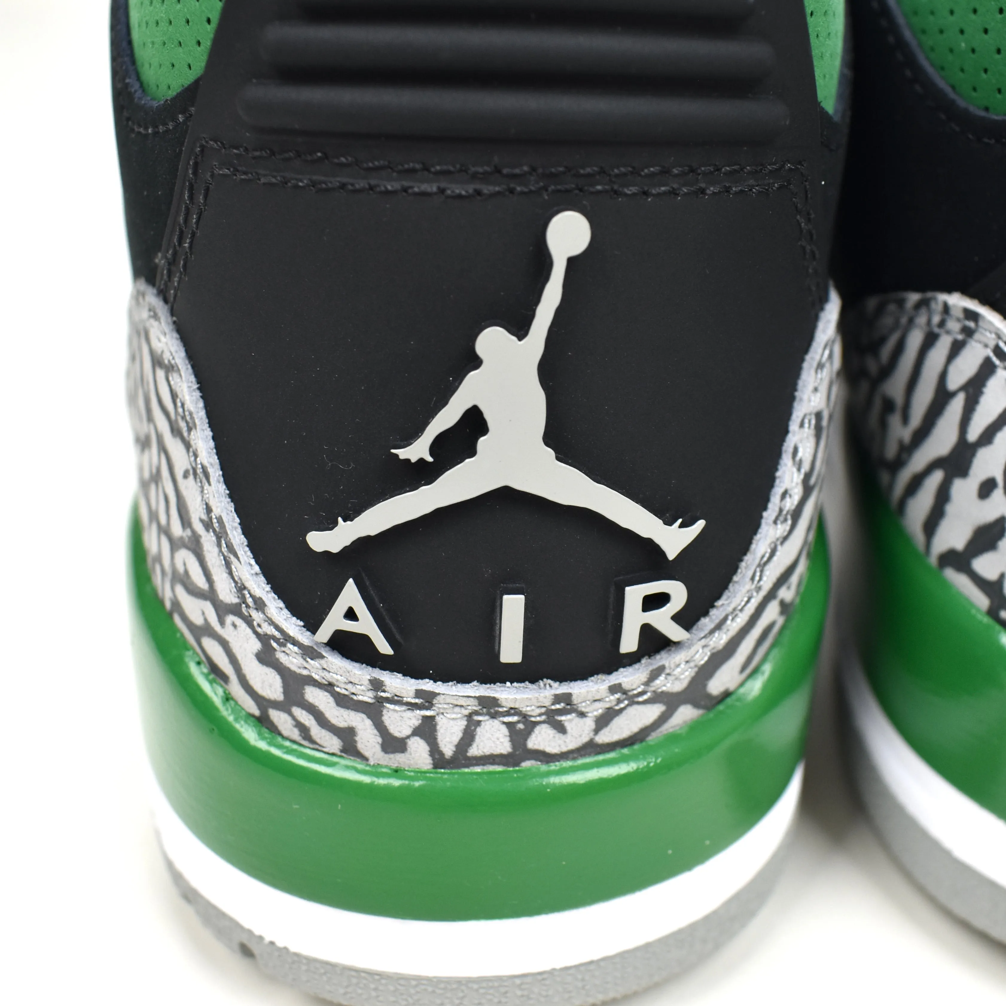 Nike - Air Jordan 3 Retro 'Pine Green'
